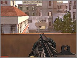 Musisz wychylić się za balkon, ale tak, by nie sprowokować wybuchu bomby - Atena Sword - Opis (1) - Misja 8 - Tom Clancys Rainbow Six 3: Athena Sword - poradnik do gry