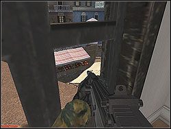 W pokoju na górze musisz skorzystać z okien: z tego z widokiem na główny plac rozwal człowieka pojawiającego się w przejściu w oddali - Atena Sword - Opis (1) - Misja 8 - Tom Clancys Rainbow Six 3: Athena Sword - poradnik do gry