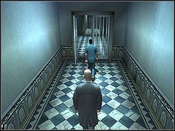 Skorzystaj z wytrychu i otwórz podwójne drzwi na lewo, w cieniu - Asylum Aftermath - Opis (1) | Misja 1 w Hitman Kontrakty - Hitman: Kontrakty - poradnik do gry