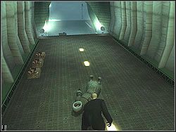 Przeciągnij ciało od razu na tył samolotu, między skrzynie - The Bjarkhov Bomb - Opis (1) | Misja 3 w Hitman Kontrakty - Hitman: Kontrakty - poradnik do gry