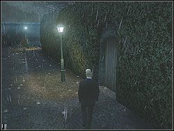 Poczekaj, aż dwójka strażników przejdzie i ruszaj w stronę labiryntu - Beldingford Manor - Opis (1) | Misja 4 w Hitman Kontrakty - Hitman: Kontrakty - poradnik do gry