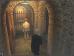Strażnik zatrzyma się w pomieszczeniu z winami (z lewej strony za drzwiami) - Beldingford Manor - Opis (1) | Misja 4 w Hitman Kontrakty - Hitman: Kontrakty - poradnik do gry