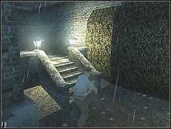 Poczekaj pod schodami zalanymi deszczem aż strażnik patrolujący okolicę minię Cię przechodzą w lewo, po czym wyjdź wyżej i od razu skieruj się pod ścianę z lewej - Beldingford Manor - Opis (1) | Misja 4 w Hitman Kontrakty - Hitman: Kontrakty - poradnik do gry