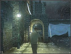 Za budynkiem skręć w lewo na oświetlone schodki i dalej przejdź za drzwi - Beldingford Manor - Opis (1) | Misja 4 w Hitman Kontrakty - Hitman: Kontrakty - poradnik do gry