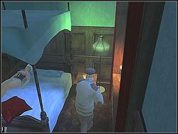 Jak tylko przejdzie na wysokości drzwi, od razu wejdź do sali i oczywiście ciągle skradając się obejdź łóżko - Beldingford Manor - Opis (2) | Misja 4 w Hitman Kontrakty - Hitman: Kontrakty - poradnik do gry