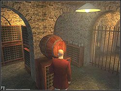 Podejdź do centralnie umieszczonej beczki i wyrzuć broń na chwilę, by spokojnie zatruć alkohol - Beldingford Manor - Opis (2) | Misja 4 w Hitman Kontrakty - Hitman: Kontrakty - poradnik do gry