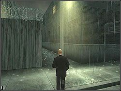 Wyjdź z budynku na schody i na ulicy skieruj się w prawo - Rendezvous in Rotterdam - Opis (1) | Misja 5 w Hitman Kontrakty - Hitman: Kontrakty - poradnik do gry