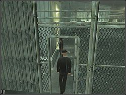 Ruszaj (możesz biegać w tej misji) w stronę bramy, biegnąc dalej nową ulicą - Rendezvous in Rotterdam - Opis (1) | Misja 5 w Hitman Kontrakty - Hitman: Kontrakty - poradnik do gry