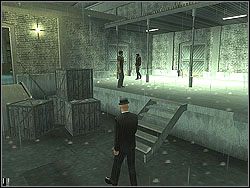 Gdy skończy, obejdź budkę z lewej i po niewielkich schodkach przejdź w podwójne drzwi z prawej - Rendezvous in Rotterdam - Opis (1) | Misja 5 w Hitman Kontrakty - Hitman: Kontrakty - poradnik do gry