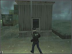 Przebiegnij obok niej na teren portu i ruszaj prosto przed siebie, mijając ciężarówki z prawej, aż do miejsca z małą budką po lewej - Deadly Cargo - Opis (1) | Misja 6 w Hitman Kontrakty - Hitman: Kontrakty - poradnik do gry