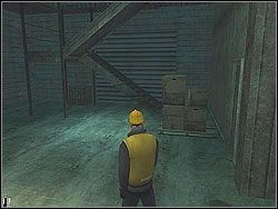 Przejdź przez ciemne pomieszczenie do głównej sali i udaj się do rogu na prawo od wejścia - Deadly Cargo - Opis (1) | Misja 6 w Hitman Kontrakty - Hitman: Kontrakty - poradnik do gry