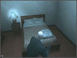 Będący pod prysznicem człowiek wychodzi co chwilę pod lustro, więc gdy go zobaczysz, poczekaj aż wróci do prysznica - Traditions of the Trade - Opis (1) | Misja 7 w Hitman Kontrakty - Hitman: Kontrakty - poradnik do gry