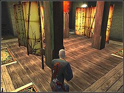 Po krótkim przerywniku wróć tą samą trasą pod kanały i zabierz pozostawione na ziemi ciuchy członka Triady - The Wang Fou Incident - Opis (1) | Misja 9 w Hitman Kontrakty - Hitman: Kontrakty - poradnik do gry