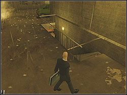 Musisz zejść schodami do piwnicy i wyłamać zamek w znajdujących się tam drzwiach - The Seafood Massacre - Opis (1) | Misja 10 w Hitman Kontrakty - Hitman: Kontrakty - poradnik do gry