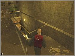 Zacznij się skradać stojąc przy wejściu pomiędzy murami (w momencie, gdy w okolicy nie będzie innych strażników) - The Seafood Massacre - Opis (1) | Misja 10 w Hitman Kontrakty - Hitman: Kontrakty - poradnik do gry