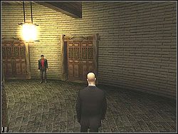 Wróć do głównej sali i przejdź do jej przeciwległej części - Lee Hong Assassination - Opis (1) | Misja 11 w Hitman Kontrakty - Hitman: Kontrakty - poradnik do gry