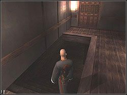 Wróć po schodach na dół, prześlizgnij się za plecami strażników i wróć korytarzem do spotkanych wcześniej schodów - Lee Hong Assassination - Opis Opcja 1 | Misja 11 w Hitman Kontrakty - Hitman: Kontrakty - poradnik do gry