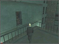 Przejdź przez pomieszczenie na balkon i przeskocz z niego na sąsiedni dach - Hunter and Hunted - Opis (1) | Misja 12 w Hitman Kontrakty - Hitman: Kontrakty - poradnik do gry