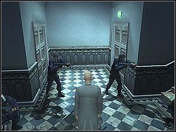 Już z daleka zauważysz czterech stojących przy schodach żołnierzy - Asylum Aftermath - Opis (2) | Misja 1 w Hitman Kontrakty - Hitman: Kontrakty - poradnik do gry