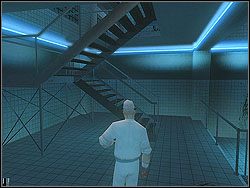 Tym razem jednak przejdź przez pomieszczenie w drugim rogu do korytarza i dalej pomiędzy masą goryli w okolicę schodów - The Meat Kings Party - Opis (2) | Misja 2 w Hitman Kontrakty - Hitman: Kontrakty - poradnik do gry