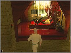 Wejdź do pokoju z prawej i dalej do sali z człowiekiem leżącym na łóżku - The Meat Kings Party - Opis (2) | Misja 2 w Hitman Kontrakty - Hitman: Kontrakty - poradnik do gry