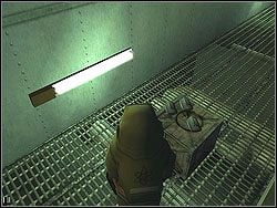 Tam omiń z prawej pracujących ludzi, wchodząc do pomieszczenia z trzema bombami leżącymi na skrzyniach - The Bjarkhov Bomb - Opis (2) | Misja 3 w Hitman Kontrakty - Hitman: Kontrakty - poradnik do gry