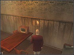 Ty wróć do środka i pozwól im wyjść na zewnątrz, po czym ruszaj do pokoju, w którym się znajdowali - Beldingford Manor - Opis (3) | Misja 4 w Hitman Kontrakty - Hitman: Kontrakty - poradnik do gry