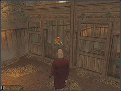 Przejdź w prawo do głównej części stodoły i potem w drzwi po prawej (za drabiną) do stajni - Beldingford Manor - Opis (3) | Misja 4 w Hitman Kontrakty - Hitman: Kontrakty - poradnik do gry