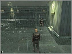 Wyjdź na górę i przejdź przez podwójne drzwi do sali ze stołami - Rendezvous in Rotterdam - Opis (2) | Misja 5 w Hitman Kontrakty - Hitman: Kontrakty - poradnik do gry