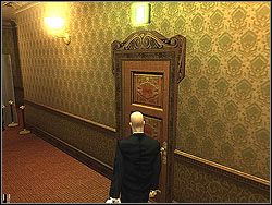 Za podwójnymi drzwiami natkniesz się na inne, zwykłe z zielonym znaczkiem wyjścia - Traditions of the Trade - Opis (2) | Misja 7 w Hitman Kontrakty - Hitman: Kontrakty - poradnik do gry