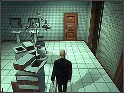 Powoli przejdź w stronę pomieszczenia rentgena - Traditions of the Trade - Opis (2) | Misja 7 w Hitman Kontrakty - Hitman: Kontrakty - poradnik do gry