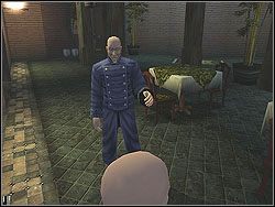 Gdy to zrobi, obejdź go (oczywiście ciągle się skradasz by strażnicy nie obrócili się w Twoją stronę) i zaatakuj linką, zabijając na miejscu - The Wang Fou Incident - Opis (2) | Misja 9 w Hitman Kontrakty - Hitman: Kontrakty - poradnik do gry