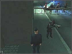 Pozwól mu dalej krzyczeć przez megafon i zajmij się jego ochroniarzami - Hunter and Hunted - Opis (2) | Misja 12 w Hitman Kontrakty - Hitman: Kontrakty - poradnik do gry