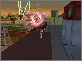 5) Lisas Machine - W Krusty Lu Studios wejdź w pierwsze studio nagraniowe, skocz najpierw z drabiny na belkę z reflektorami, a potem na balkon po wiatraku i skocz w dziure - Karty kolekcjonerskie | Level 3 The Simpsons Hit & Run - The Simpsons: Hit & Run - poradnik do gry