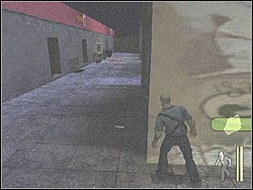 Po prawej stronie od schodów, którymi się tutaj dostałeś - znajdziesz torbę, która przyda ci się do wyeliminowania drugiego z przeciwników - Born Again (2) | Scena 1 | Manhunt - Manhunt - poradnik do gry