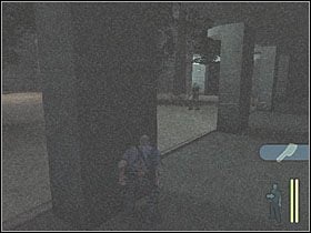Ukryj się w pomieszczeniu na końcu i poczekaj, aż strażnik podejdzie w twoją stronę - Mouth of Madness (1) | Scena 11 | Manhunt - Manhunt - poradnik do gry
