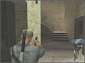Ustaw się w cieniu pod schodami i poczekaj, aż jeden z przeciwników wyjdzie z pomieszczenia - Doing Time (2) | Scena 12 | Manhunt - Manhunt - poradnik do gry