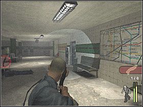 Następnie wejdź na dworzec i przejdź dookoła, w stronę pierwszego pomieszczenia, unikając krążącego w pobliżu strażnika (ewentualnie zastrzel go) - Wrong Side of the Tracks (1) | Scena 16 | Manhunt - Manhunt - poradnik do gry