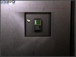 Wróć do pokoju 4 i usuń plakietkę w drugich drzwiach - [Policja] Pokój 3, 4 i 5 - Midnight Nowhere - poradnik do gry