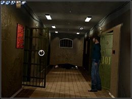 Wróć się teraz na korytarz koło celi, w której zaczynałeś grę - [Policja] Pokój 6 - Midnight Nowhere - poradnik do gry