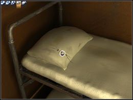 Następnie spójrz na poduszkę faceta w okularach i zabierz z niej czarną nitkę - [Policja] Więzienie - Midnight Nowhere - poradnik do gry