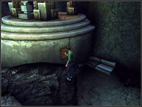 Przed schodami prowadzącymi na platformę zauważyłem w ciemnej wnęce leżący Kamień Podróżny - 10. Kadish Tolesa cz.1 | Uru Ages Beyond Myst - Uru: Ages Beyond Myst - poradnik do gry