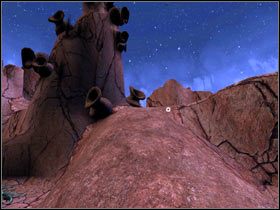 Wbiegłem po ścieżce do góry i zaraz po lewej, w dole, zobaczyłem niewielką półkę skalną, z której mogłem dostać się do skały z włazem - 38. Eder Gira cz.1 | Uru Ages Beyond Myst - Uru: Ages Beyond Myst - poradnik do gry