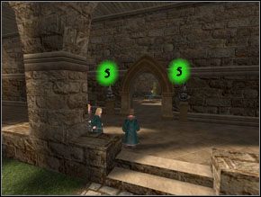 Sekret 4/6 - przejdź na drugą stronę ogrodu przejściem pomiędzy głowami wspomnianymi wyżej - Tereny wokół Hogwartu | Hogwart w Harry Potter i Więzień Azkabanu - Harry Potter i Więzień Azkabanu - poradnik do gry