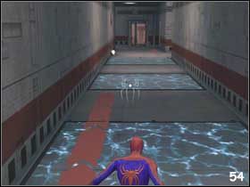 W holu znajduje się kilku bandziorów, którzy przetrzymują zakładników - [Misja 4] Zamach w Oscorp cz.1 | Spider-Man 2 The Game - Spider-Man 2: The Game - poradnik do gry