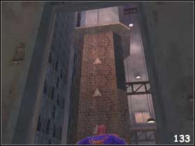 Po wyjściu na górę, rozbij szybę (#132) i za pomocą pajęczej sieci, skieruj się do znajdującego na wprost słupa - [Misja 7] Ostatnia potyczka cz.1 | Spider-Man 2 The Game - Spider-Man 2: The Game - poradnik do gry