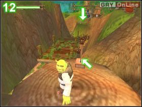 Prawa strzałka na obrazku [11] wskazuje wróżkę, która służy do zapisywania gry - wystarczy w nią wejść, a gra zostanie zapisana - [POZIOM 01] Shreks Swamp cz.2 | Shrek 2 The Game - Shrek 2: The Game - poradnik do gry