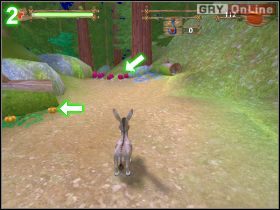 Zbierz leżące na drodze monety, możesz zakupić jakieś eliksiry w automacie oznaczonym strzałką na obrazku [1] - [POZIOM 03] The Hunt cz.1 | Shrek 2 The Game - Shrek 2: The Game - poradnik do gry