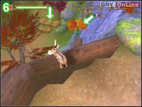 Kopnij w kołek z liną, na którym jest moneta (wskazana strzałką na obrazku [5] ), a potem odwróć się - [POZIOM 03] The Hunt cz.1 | Shrek 2 The Game - Shrek 2: The Game - poradnik do gry