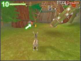 Przeskocz przez ciernie, pokonaj wskazanego środkową strzałką na obrazku [9] wieśniaka, a później załatw dwie roślinki ogniste, wskazane strzałką lewą i prawą - [POZIOM 05] Psycho Vegetation | Shrek 2 The Game - Shrek 2: The Game - poradnik do gry